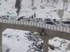 Snowfall: अटल सुरंग के दक्षिणी हिस्से में फंसे सैकड़ों सैलानी, रेस्क्यू कर निकाला गया