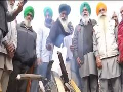 Supreme Court के आदेश के बाद भी कृषि कानूनों के खिलाफ किसानों का आंदोलन जारी | Top News