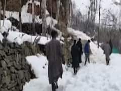 Srinagar में ठंड ने तोड़े सारे रिकॉर्ड, जमी हुई झील पर लोग कर रहे स्टंट