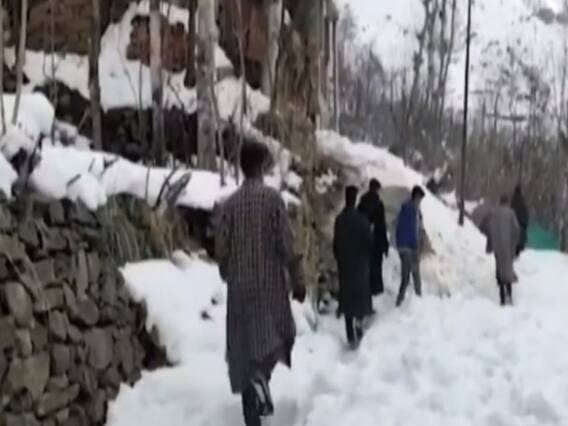 Srinagar में ठंड ने तोड़े सारे रिकॉर्ड, जमी हुई झील पर लोग कर रहे स्टंट