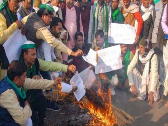 तीनों कृषि कानूनों की प्रतियां जला किसानों ने दिल्ली बॉर्डर पर मनाई लोहड़ी 