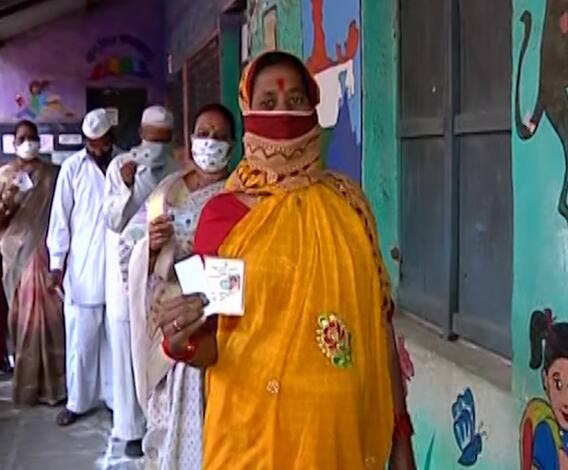 Gram Panchayat Elections 2021 | गावाच्या प्रगतीसाठी मतदान, नाशिकमधील मतदारांची प्रतिक्रिया
