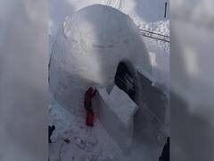 Gulmarg में भारी बर्फबारी के बीच होटलों ने बनाया Igloo Cafe