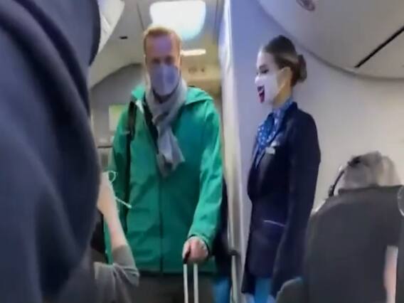 रूस के विपक्षी नेता Alexei Navalny Moscow Airport से गिरफ्तार किए गए