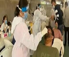 कैसा रहा दुनिया के सबसे बड़े Vaccination Program का पहला दिन ? | ABP Ganga 