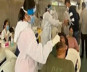 कैसा रहा दुनिया के सबसे बड़े Vaccination Program का पहला दिन ? | ABP Ganga  