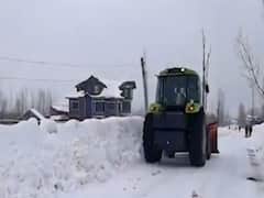 बर्फबारी ने कहीं बढ़ाई मुसीबत तो कहीं सैलानी उठा रहे लुत्फ