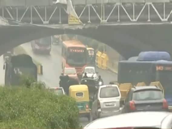 Delhi में सुबह-सुबह तेज बारिश से बढ़ी सर्दी, देखिए- ताजा अपडेट