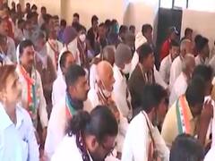 મહુવામાં કોગ્રેસની બેઠકમાં સોશિયલ ડિસ્ટન્સના નિયમોનો સત્યાનાશ, જુઓ વીડિયો