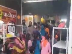 મોરબીના વાંકાનેરમાં સુપર માર્કેટમાં સોશિયલ ડિસ્ટન્સિંગના ધજાગરા, લોભામણી જાહેરાત બાદ લોકો ઉમટી પડ્યા, જુઓ વીડિયો