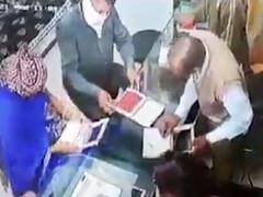 અમદાવાદના નરોડામાં જ્વેલર્સની દુકાનમાંથી એક લાખથી વધુના દાગીનાની ચોરી, જુઓ CCTV