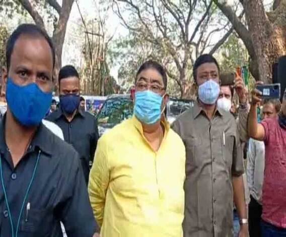 আজ বাংলায়: বিশ্বভারতীতে এক সপ্তাহের মধ্যে দু’দুবার উদ্বোধন হল একই রাস্তার! নো হর্ন জোনে বক্স বাজিয়ে অনুষ্ঠান, বিতর্কে অনুব্রত