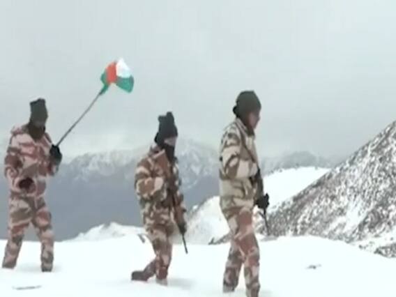 माइनस 22 डिग्री में गणतंत्र दिवस का जश्न, देश मना रहा है 72वां गणतंत्र दिवस