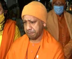 Makar Sankranti 2021:CM Yogi ने गोरखनाथ मंदिर में चढ़ाई खिचड़ी, दर्शन के लिए उमड़ा जनसैलाब