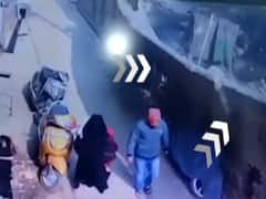 UP: मुरादाबाद में गिरी जर्जर दीवार, चार लोग घायल, CCTV में कैद हुई घटना