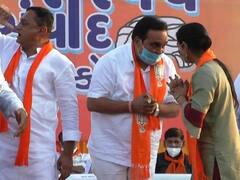 ભાજપના મહિલા કાર્યકરે સ્ટેજ પર આવીને સી.આર પાટીલના કાનમાં શું કહ્યું ? જુઓ વીડિયો 