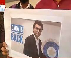 Sourav Ganguly to Get Released: 'Dada is Back' প্ল্যাকার্ড হাতে হাসপাতালের বাইরে অসংখ্য অনুরাগী 