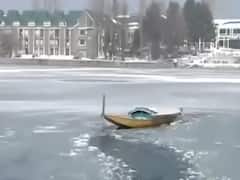 Jammu Kashmir में बर्फबारी ने थामी जिंदगी की रफ्तार, Srinagar में टूटा पिछले 8 सालों का रिकॉर्ड