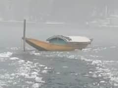 Weather : ठंड से जम गई Srinagar की Dal झील, झील पर खड़े जवान का वीडियो वायरल