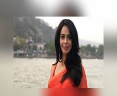 ফিল্মস্টার: কলকাতার গঙ্গারঘাটে পুজো মল্লিকা শেরওয়াতের, প্রকাশ্যে অঙ্কুশ-ঐন্দ্রিলার নাচের ম্যাজিক