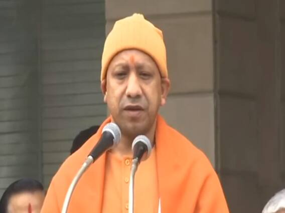 Republic Day 2021:लखनऊ में CM Yogi ने फहराया झंडा