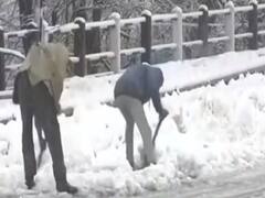 बर्फबारी से Jammu and Kashmir में बढ़ी आफत, करीब 45,00 गाड़ियां फंसी