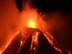 Italy : Mount Etna ज्वालामुखी में विस्फोट, सैलानियों के लिए बना आकर्षण का केंद्र