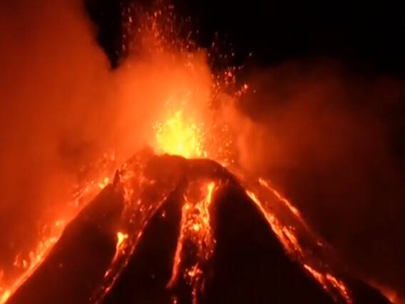 Italy : Mount Etna ज्वालामुखी में विस्फोट, सैलानियों के लिए बना आकर्षण का केंद्र