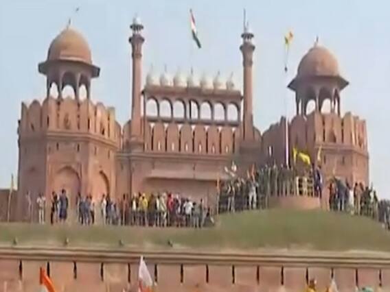 Farmers Tractor Rally : दिल्ली के ITO पर अभी भी बवाल जारी 