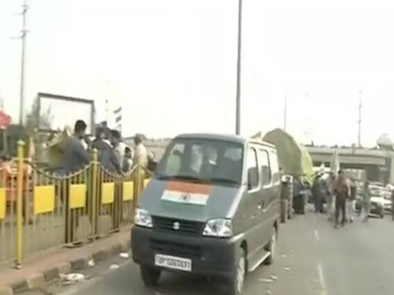 दिल्ली में गाजीपुर बॉर्डर की ओर लौट रहे हैं किसान | Farmer Tractor March