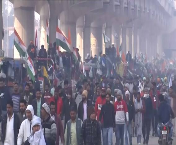 Farmers Tractor Rally | दिल्लीच्या वेशीवर आंदोलक शेतकरी आणि पोलिस आमनेसामने