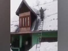 Srinagar में इतनी बर्फबारी हुई कि घर की छत ही ढह गई, देखिए वीडियो