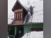 Srinagar में इतनी बर्फबारी हुई कि घर की छत ही ढह गई, देखिए वीडियो