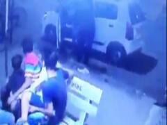 સુરતઃ કારમાં ત્રણ વર્ષનો બાળક ફસાયો, કાચ તોડીને પોલીસે બચાવ્યો