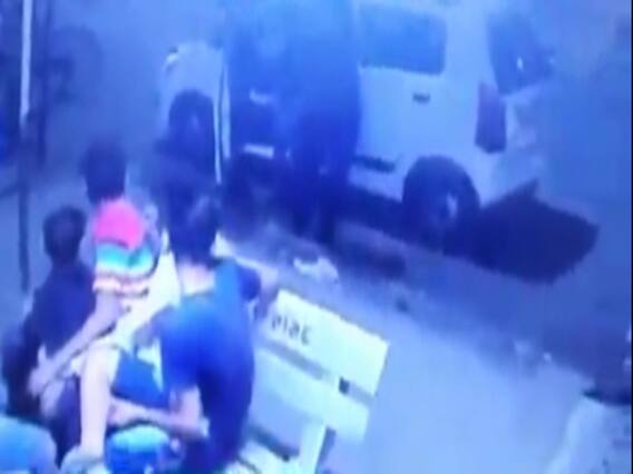 સુરતઃ કારમાં ત્રણ વર્ષનો બાળક ફસાયો, કાચ તોડીને પોલીસે બચાવ્યો