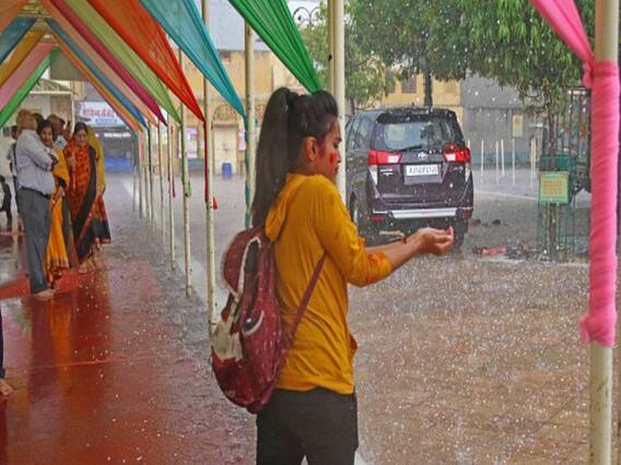 Delhi - NCR के कई इलाकों में गिरे ओले | Ground Report 