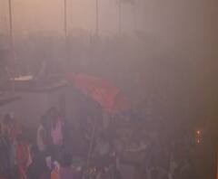 Makar Sankranti पर Varanasi में जबरदस्त धूम, श्रद्धालुओं ने गंगा में लगाई डुबकी