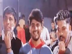 સુરતમાં કોગ્રેસના કાર્યકરોએ જાહેરમાં કરી જન્મદિવસની ઉજવણી, જુઓ વીડિયો