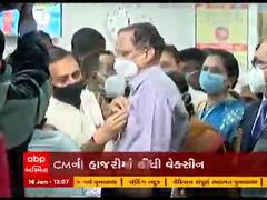 અમદાવાદમાં CM રૂપાણીની હાજરીમાં ડૉક્ટર નવીન ઠાકરેએ લીધી કોરોનાની વેક્સીન