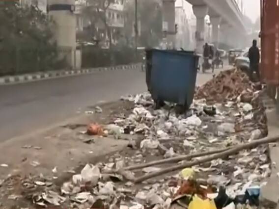 MCD के सफाई कर्मचारियों की हड़ताल से दिल्ली में लगा कूड़े का अंबार