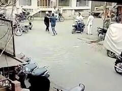 સુરતના રામપુરા વિસ્તારમાં ધોળા દિવસે ચપ્પુ મારી અંદાજે 25 લાખની લૂંટ ચલાવાઇ, જુઓ CCTV