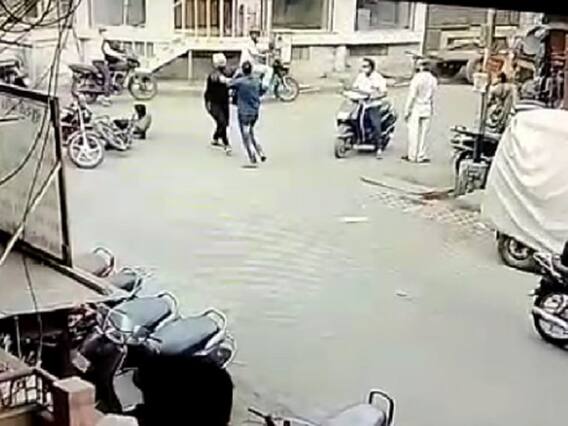 સુરતના રામપુરા વિસ્તારમાં ધોળા દિવસે ચપ્પુ મારી અંદાજે 25 લાખની લૂંટ ચલાવાઇ, જુઓ CCTV