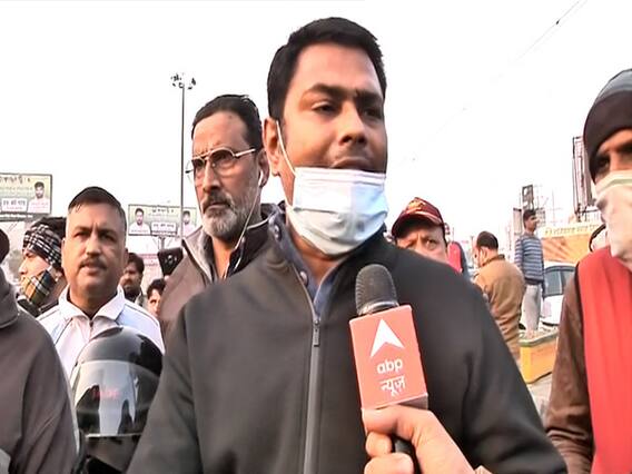 Ghazipur Border पर किसानों के खिलाफ स्थानीय लोगों का प्रदर्शन, कहा- तिरंगे का अपमान नहीं सहेंगे