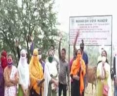 विद्यार्थ्यांना परीक्षांपासून वंचित ठेवल्यानं वाद, शाळेत प्रवेश न दिल्यामुळे धक्काबुक्की, आमदार नरेंद्र भोंडेकरांवर गुन्हा दाखल