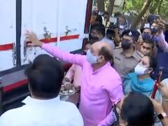 કોરોના વેક્સીનનો પ્રથમ જથ્થો સુરત પહોંચ્યો, સીઆર પાટીલે વેક્સીનની કરી પૂજા