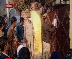 अपराधियों के घर पर Notice लगाने के साथ ही मुनादी भी करवा रही UP Police | Ghaziabad 