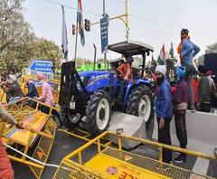 Republic Day Tractor Rally: নির্ধারিত রুট বদলে র‍্যালি কৃষকদের, পুলিশের সঙ্গে খণ্ডযুদ্ধ, লাঠিচার্জ-কাঁদানে গ্যাস