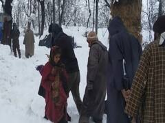 Kulgam में 'मसीहा' बने पुलिसवाले, बर्फ में फंसे 20 लोगों को बचाया