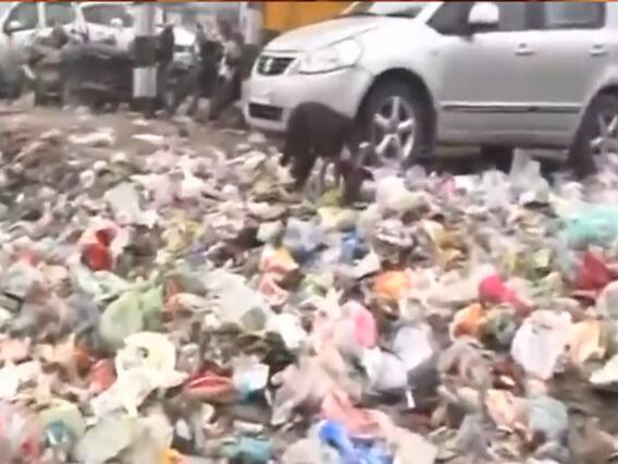 MCD कर्मचारियों के हड़ताल की वजह से Delhi में लगा कूड़े का अंबार, BJP-AAP की लड़ाई में पिस रही जनता