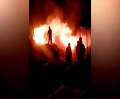 प्लास्टिक के गोदाम में लगी भयंकर आग, लाखों का नुकसान | Muzaffarnagar | ABP Ganga 